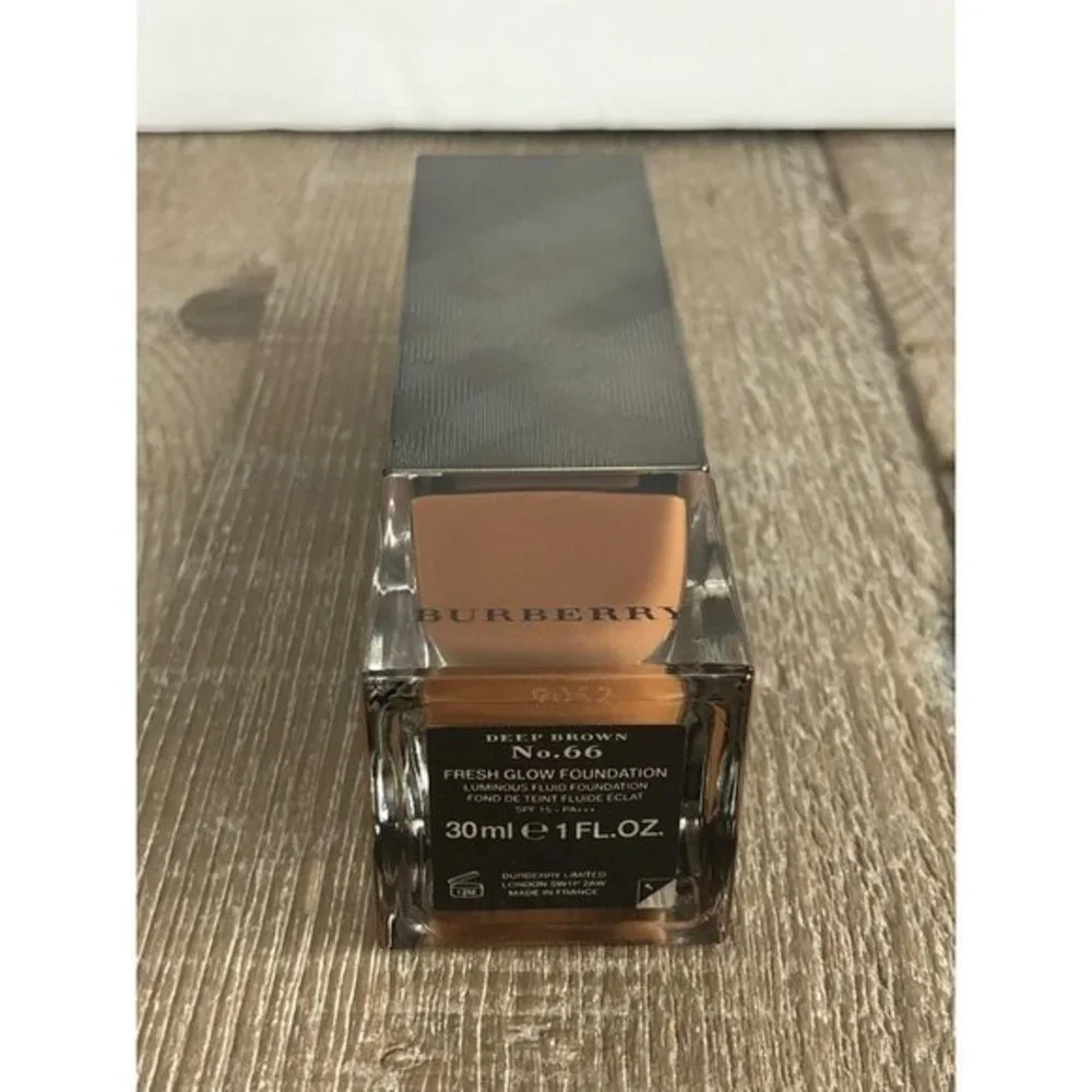 Burberry Matte Glow Foundation 30 ml 1 oz No. 66 DEEP BROWN